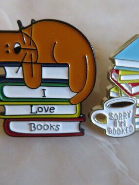 Set of 2 Enamel Pins Cat & Book / Cup & Book 3 x 3 cm (F35)